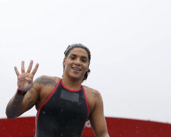Debaixo de chuva, Ana Marcela dispara no fim e é tetracampeã mundial dos 25km