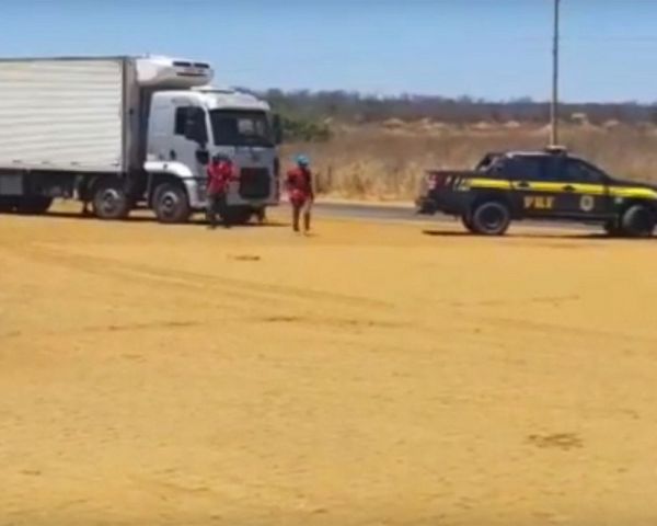 Nove trabalhadores em situação análoga a de escravidão são resgatados de dentro de baú de caminhão n