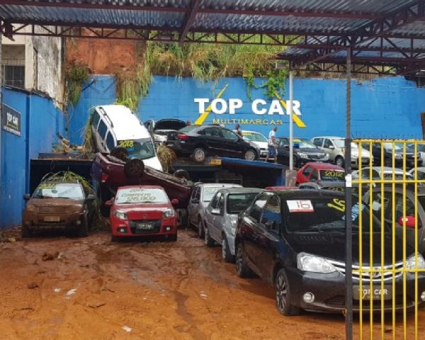 Revendedora de carros é atingida por lama após deslizamento de terra em Salvador