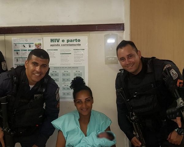 PMs ajudam em parto e depois prendem mulher que deu à luz na Zona Norte do Rio