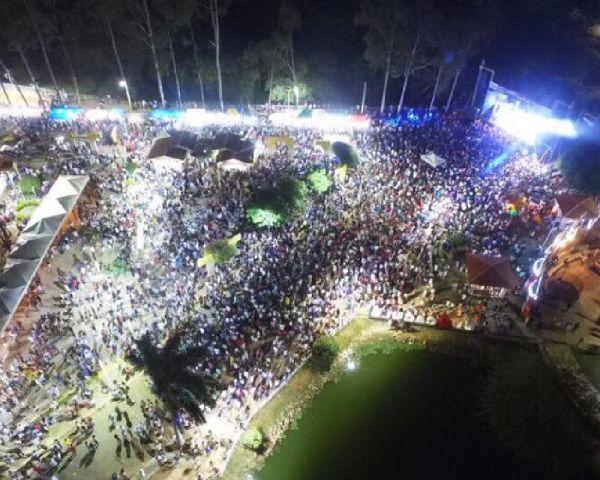 Caculé: Público lota Praça da Lagoa para comemorar a chegada de 2019 em  festa de Réveillon