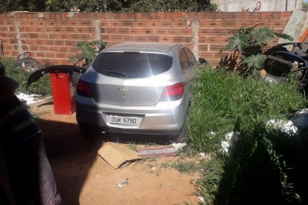 Caculé: Polícia Militar recupera veículo roubado; automóvel foi encontrado em oficina