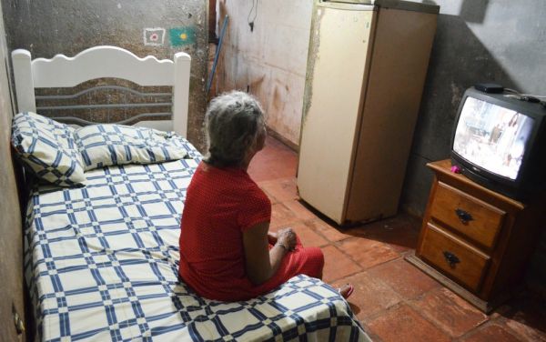 Idosa ganha roupas e móveis após mutirão retirar 10 caminhões de lixo da casa em Ribeirão Preto