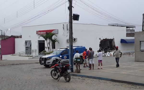 Bandidos explodem agência bancária no sul da Bahia; unidade ficou parcialmente destruída