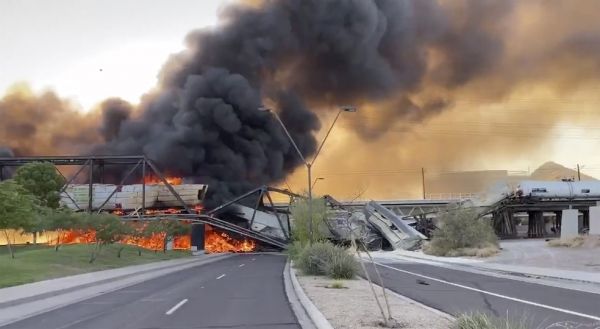 Descarrilamento de trem causa incêndio e faz ponte desmoronar parcialmente nos EUA