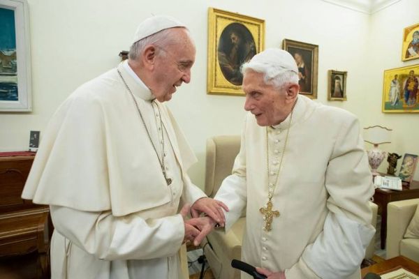 Papa Francisco e papa emérito Bento XVI foram vacinados contra a Covid-19