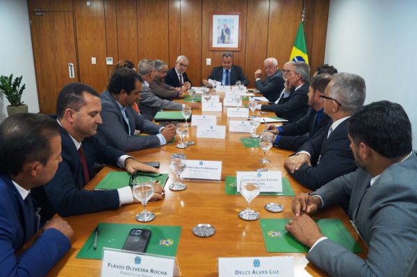 Brasilia: Prefeito Frederico Vasconcellos Participa de Reunião Articulada por Waldenor, Zé Raimundo