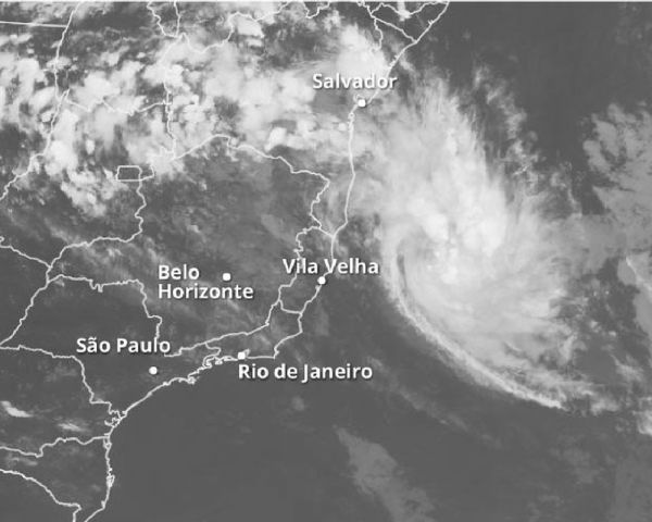 Ciclone marítimo se aproxima da Bahia e é reclassificado para tempestade tropical; ondas podem chega