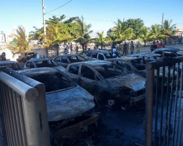 Caminhão com álcool e corrosivo pega fogo, atinge posto de combustíveis e destrói 13 carros