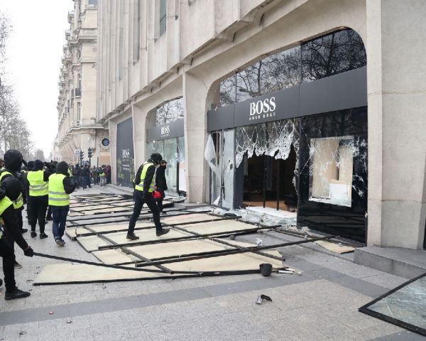 Coletes amarelos entram em confronto com a polícia em Paris no 18º sábado de mobilização