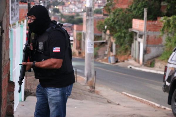 Polícia deflagra operação contra quadrilha de tráfico de drogas, roubos a bancos e homicídios na Bah