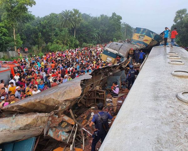 Choque entre trens deixa mortos e dezenas de feridos em Bangladesh