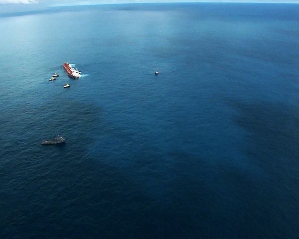 Marinha pretende esvaziar parte dos tanques para tentar desencalhar navio na costa do Maranhão