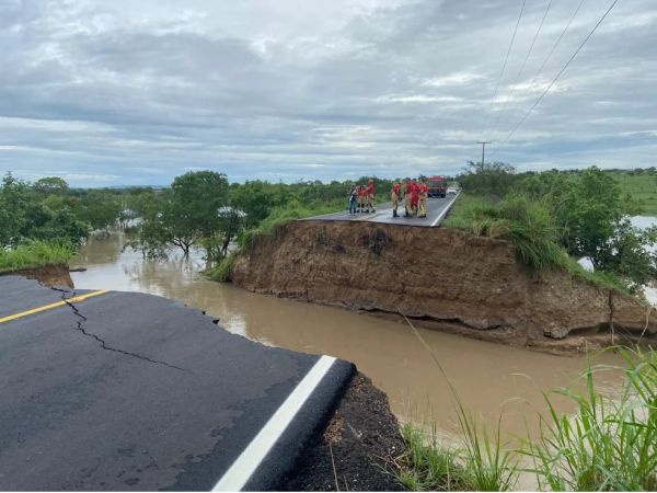 Três carros são &#039;engolidos&#039; por cratera na rodovia SE-290 após fortes chuvas em Sergipe