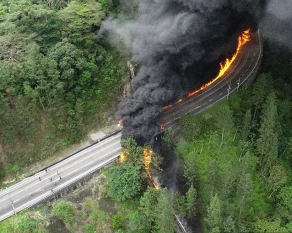 Caminhão-tanque tomba e pega fogo em acidente na Tamoios