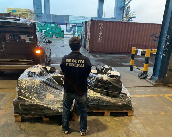 Mais de 800 kg de cocaína são apreendidos em carregamento de uva no porto de Salvador