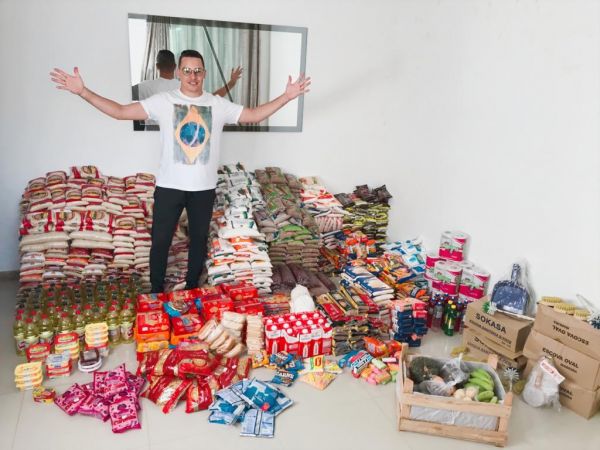 Kleytones arrecada mais de uma tonelada de alimentos em sua primeira live, as doações serão destinad
