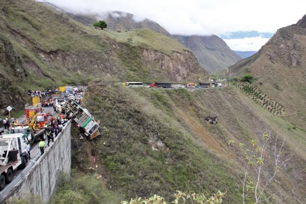 Acidente de ônibus na Colômbia deixa 20 mortos; veículo ficou à beira de um abismo