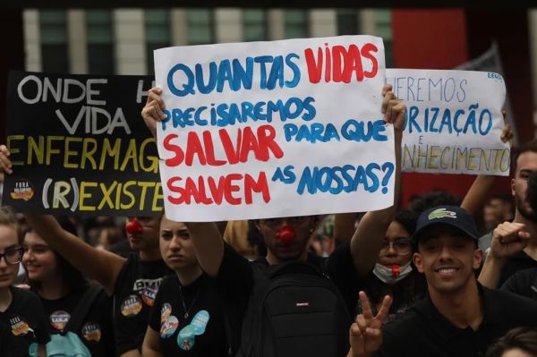 Profissionais da saúde protestam em SP e outras capitais contra suspensão do piso salarial da enferm