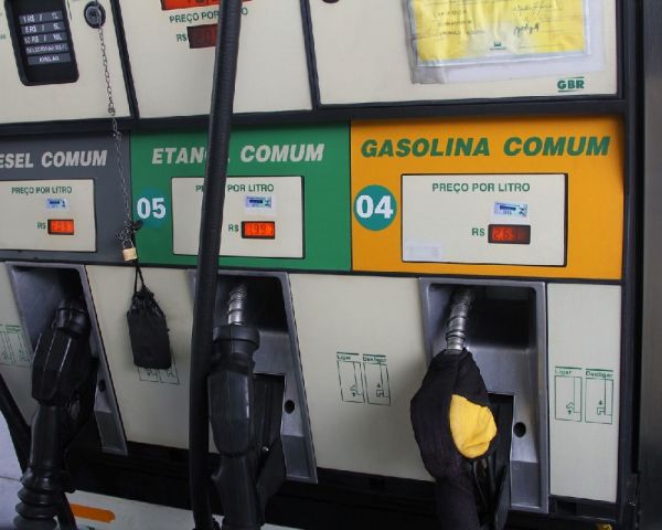 Após 18 dias, Petrobras volta a aumentar o preço da gasolina nas refinarias
