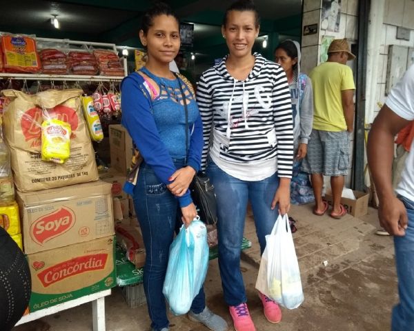 Venezuelanos aproveitam para comprar comida no Brasil após reabertura da fronteira