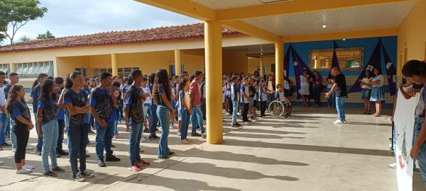 Licínio de Almeida : Escola Municipal Pingo de Gente Prestigia Aniversário da Cidade com apresen...