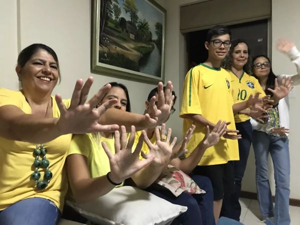 Copa do Mundo: família do DF que tem 15 pessoas com seis dedos nas mãos torce pelo hexa do Brasil