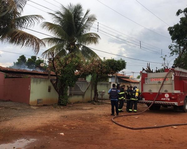 Casa pega fogo após ser atingida por dois raios no oeste da Bahia; cachorro é salvo por vizinhos