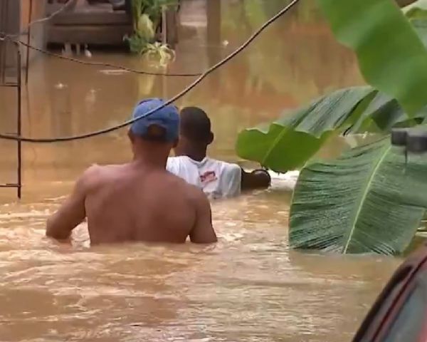 Chuva em Lauro de Freitas, na Bahia, deixa mais de 350 pessoas desalojadas