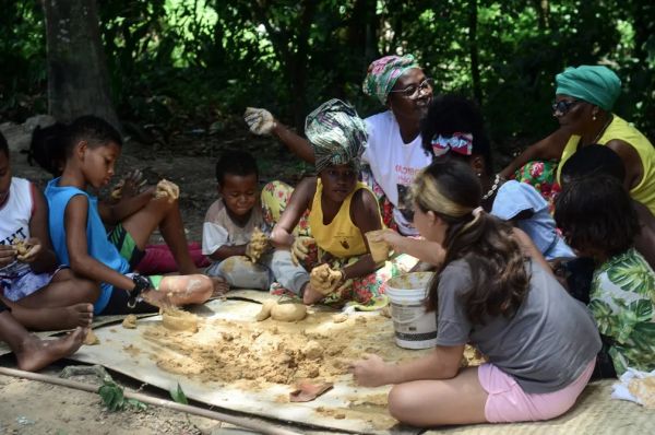 Conheça brincadeiras de crianças de comunidades tradicionais da Bahia.