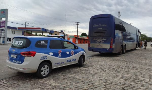 Ônibus de transporte clandestino é apreendido com 32 passageiros na Bahia; grupo saiu de SP