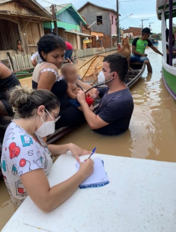 Com cheia de rio, médico de Tarauacá atende bebê dentro da água: &#039;tentar amenizar sofrimento&#039;, diz