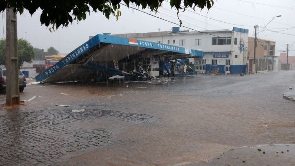 Licínio de Almeida: Chuva em Forma de Ciclone Atinge a Cidade e Causa Estragos.