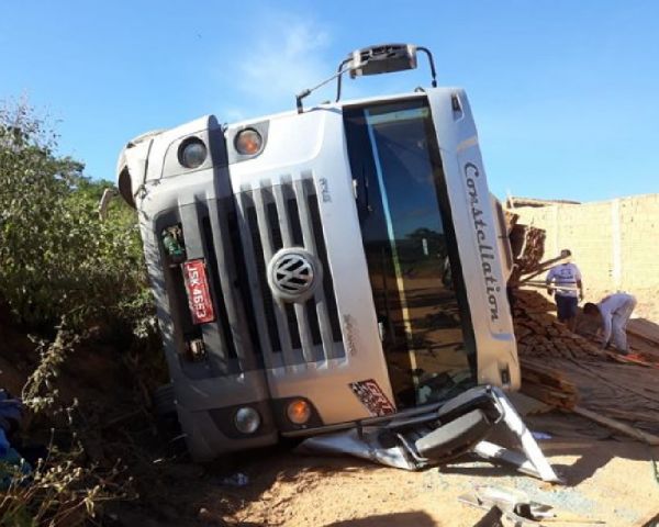 Caculé: Motorista sai ileso após caminhão capotar em estrada vicinal carregado de madeira