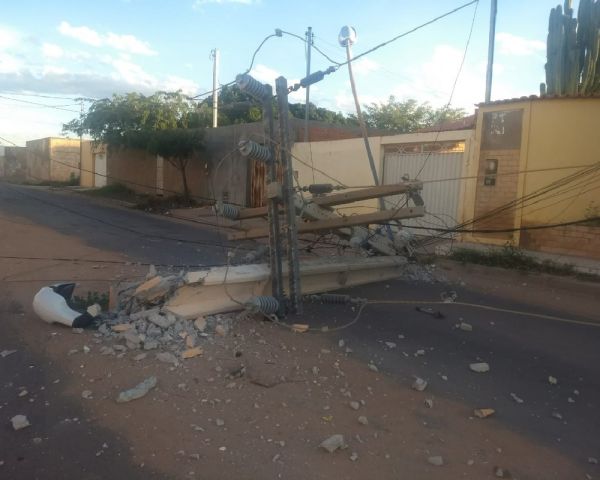 Ônibus derruba poste em Ibotirama e deixa localidades sem energia elétrica