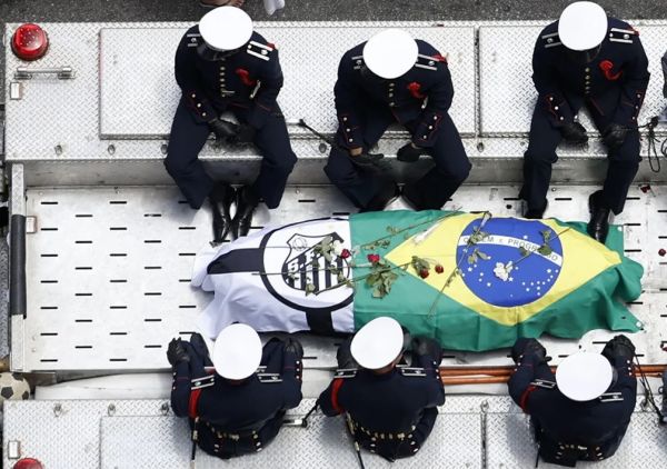 Corpo de Pelé é sepultado em cemitério vertical em Santos, SP