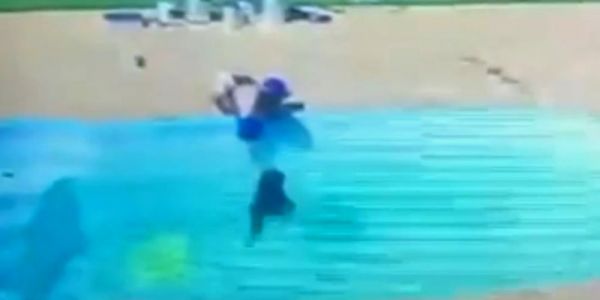 Vídeo mostra menino de 3 anos salvando amigo de afogamento em piscina no interior do RJ