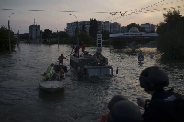 Moradores de ilha fogem de inundação após o destruição de represa na Ucrânia.