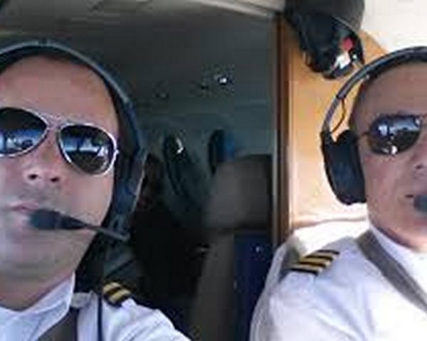 Piloto morre durante voo, copiloto assume comando do avião e faz pouso de emergência em Campo Grande