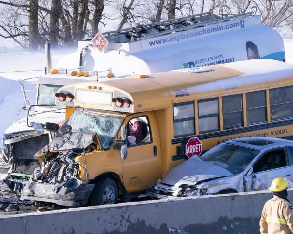 Engavetamento com mais de 200 carros deixa 2 mortos no Canadá