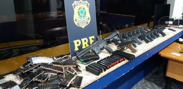 PRF apreende arsenal com fuzil e pistolas que iria para o RJ