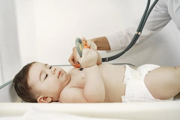 Bronquiolite: da infecção pelo VSR à falta de ar em crianças; veja quais os sintomas e tratamento da