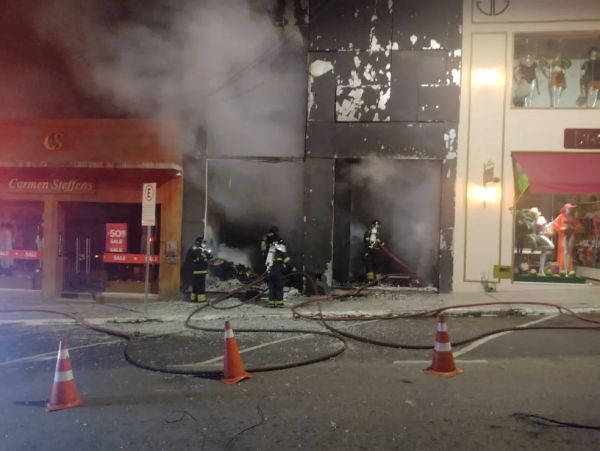Vitória da Conquista :Depósito de loja em estabelecimento comercial é atingido por incêndio.