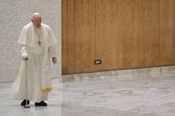 Papa Francisco retorna do hospital após realizar exames; símbolo da igreja estava com sintomas de gr