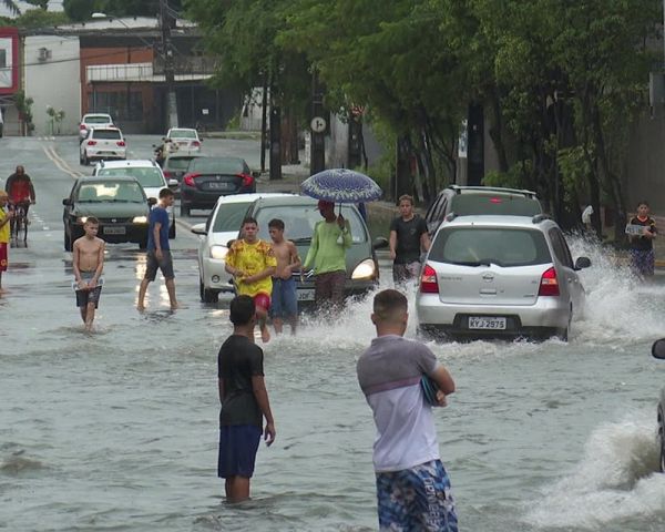 Chuva no Grande Recife alaga ruas e suspende aulas