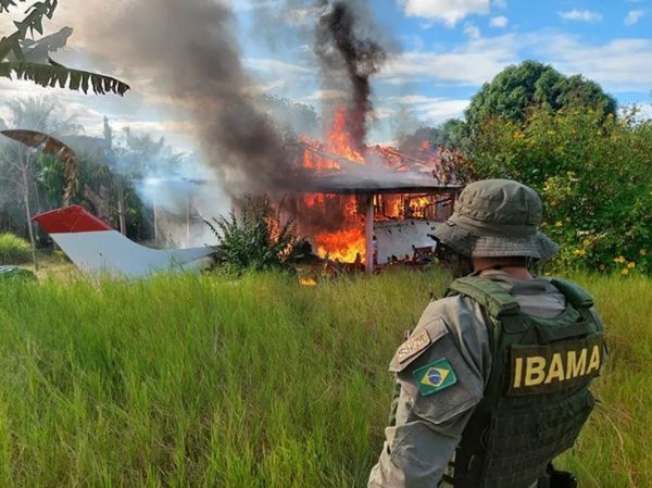 Operação destrói avião, trator e apreende combustível de garimpeiros no território Yanomami