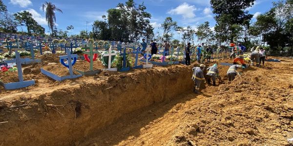 Após revolta de famílias, Prefeitura de Manaus volta atrás e cancela enterros com caixões empilhados