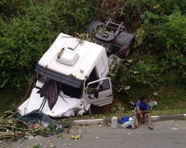 Motorista de caminhão perde controle da direção e cai em ribanceira em Salvador