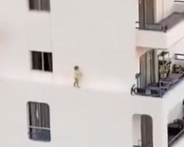 Menina é flagrada caminhando do lado de fora do 4º andar de edifício na Espanha