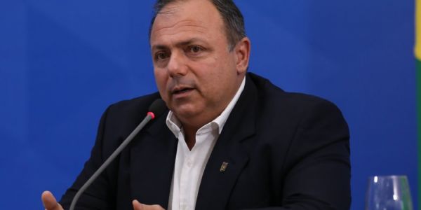 Bolsonaro manda ministro da Saúde interino liberar cloroquina a todos os pacientes com covid-19